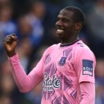 Abdoulaye Doucouré con la maglia dell'Everton