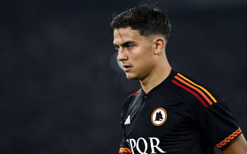 Dybala con la maglia della Roma