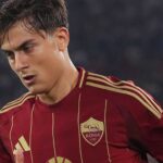 Paulo Dybala con la maglia della Roma