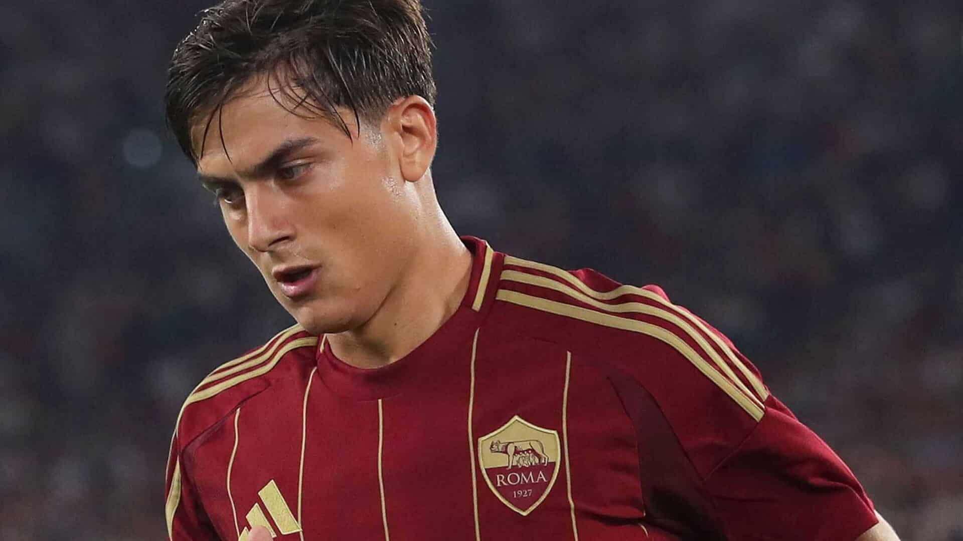 Paulo Dybala con la maglia della Roma