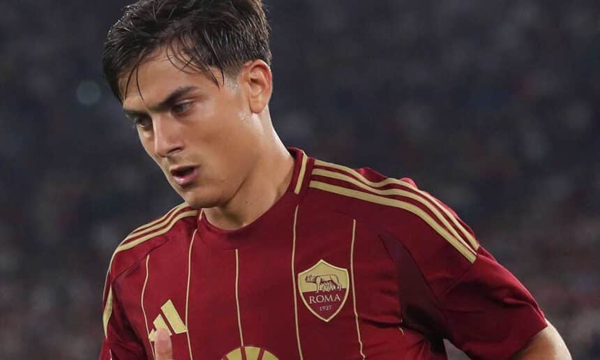 Paulo Dybala con la maglia della Roma