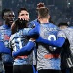 I giocatori dell'Atalanta si abbracciano per festeggiare il Goal