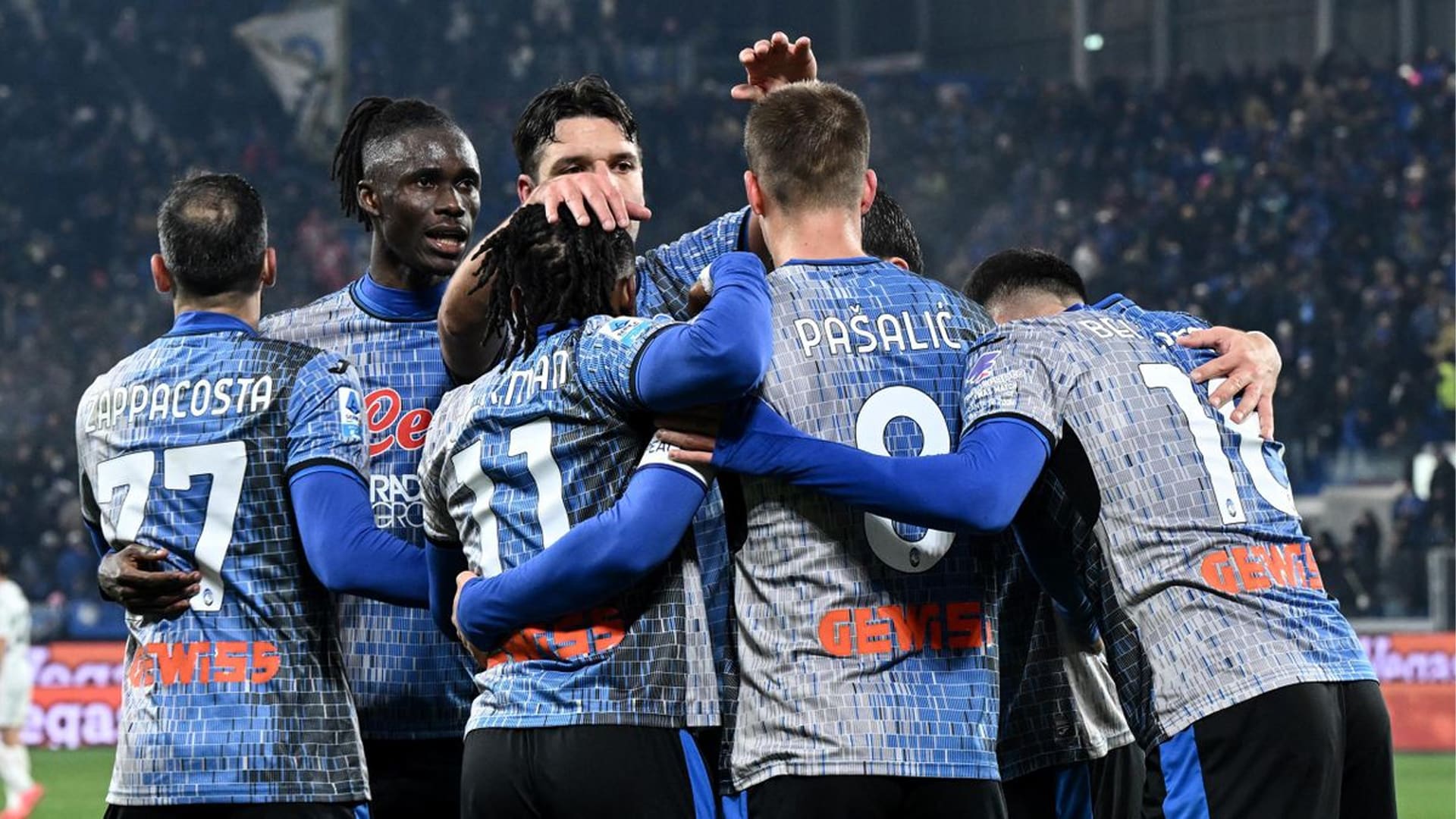 I giocatori dell'Atalanta si abbracciano per festeggiare il Goal