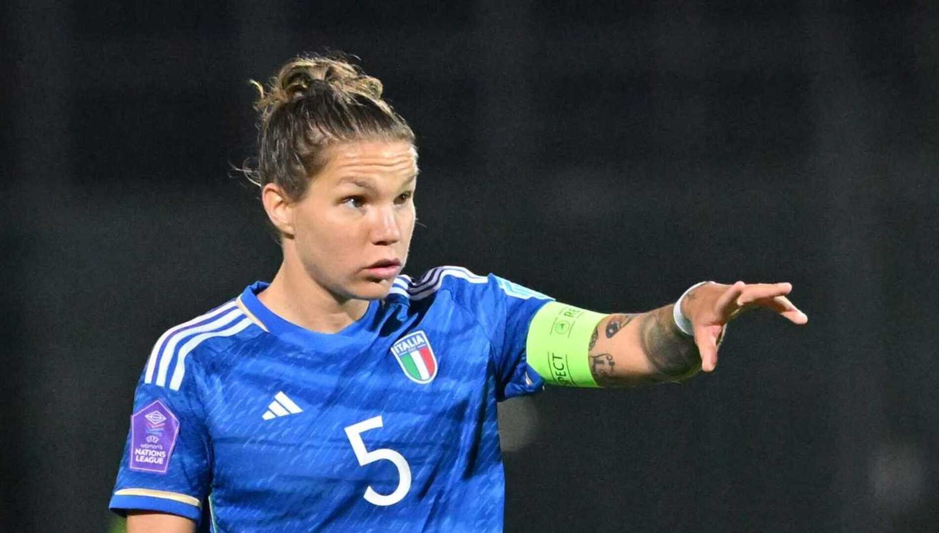 Elena Linari con la maglia dell'Italia Femminile