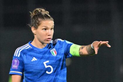 Elena Linari con la maglia dell'Italia Femminile