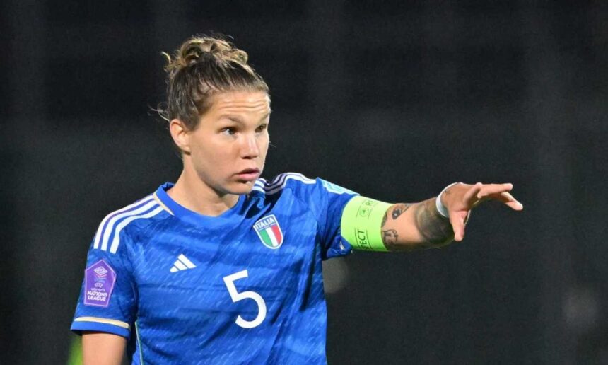 Elena Linari con la maglia dell'Italia Femminile