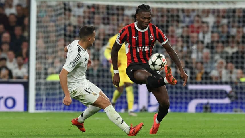 Rafael Leão, attaccante del Milan, in campo durante una partita di Serie A