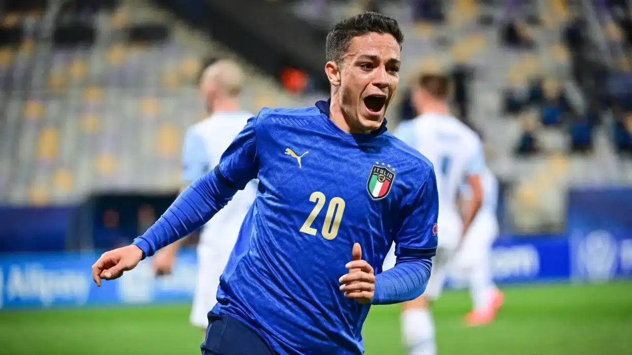 Giacomo Raspadori con la maglia dell'Italia