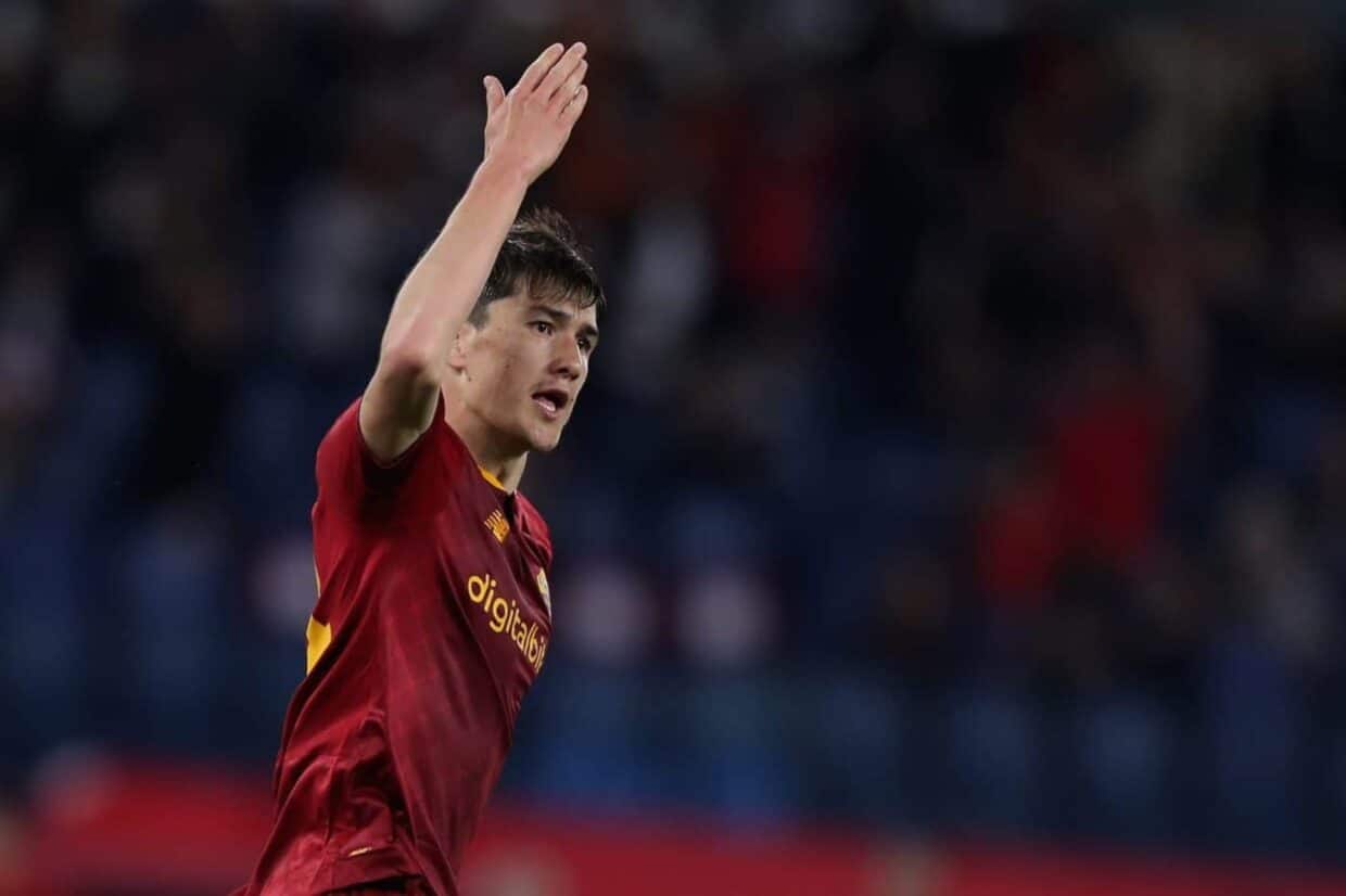 Shomurodov con la maglia della Roma