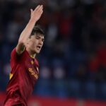 Shomurodov con la maglia della Roma