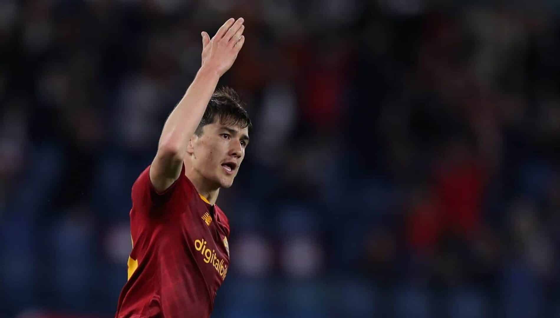 Shomurodov con la maglia della Roma