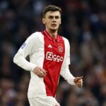 Benjamin Tahirovic con la maglia dell'Ajax