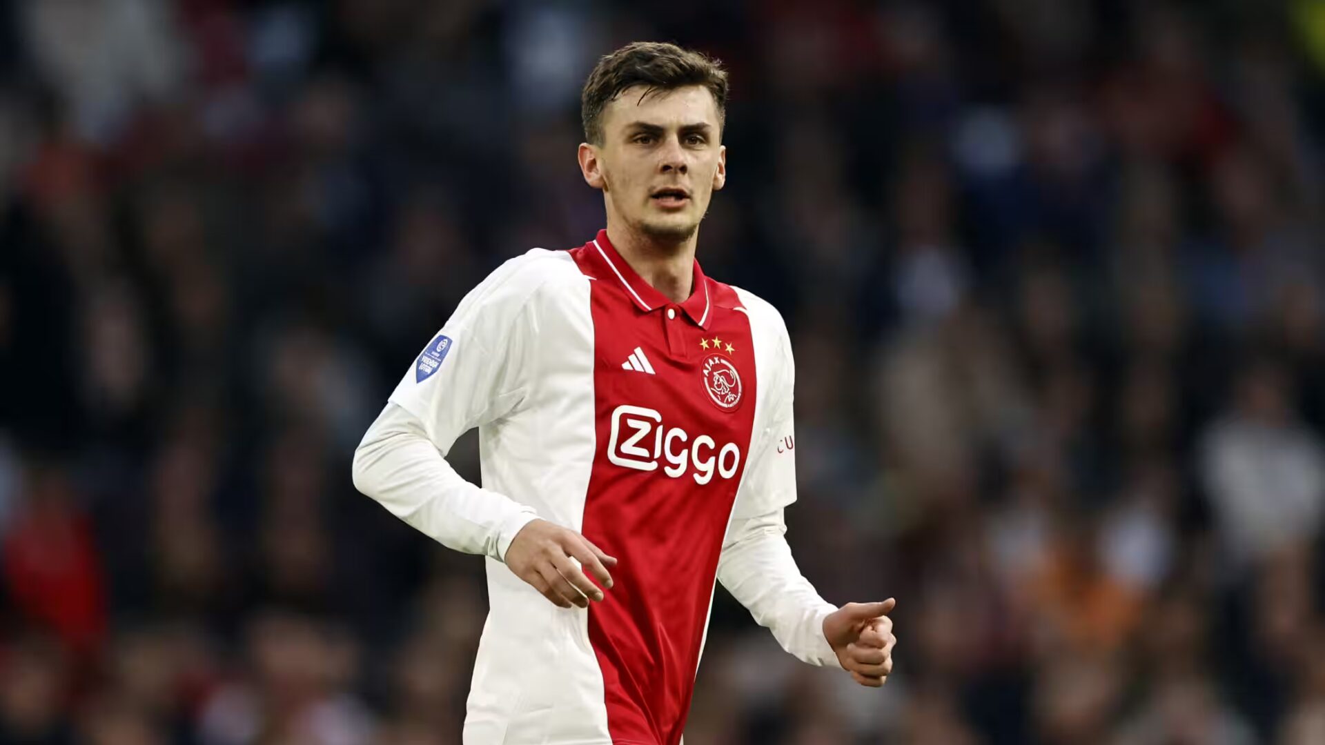 Benjamin Tahirovic con la maglia dell'Ajax