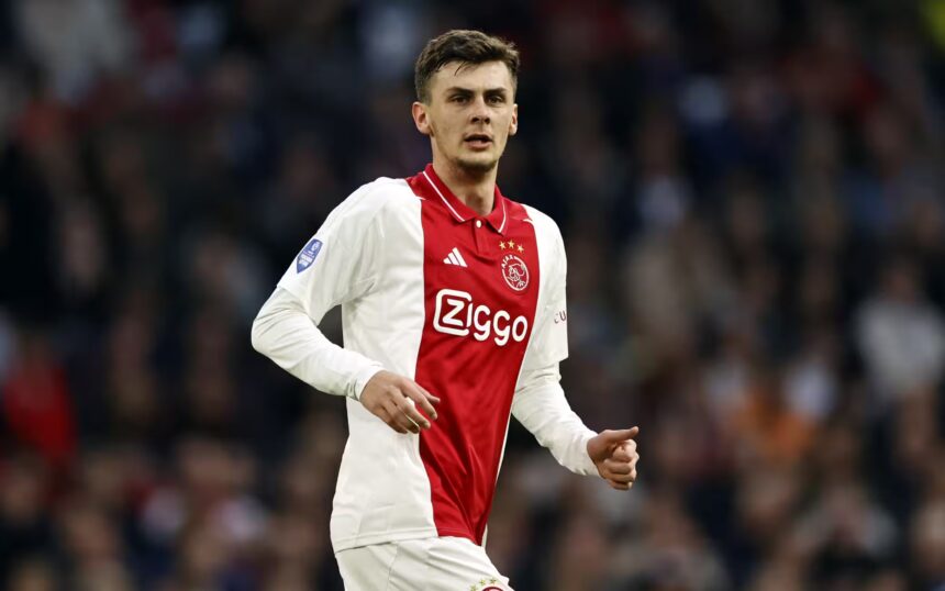 Benjamin Tahirovic con la maglia dell'Ajax