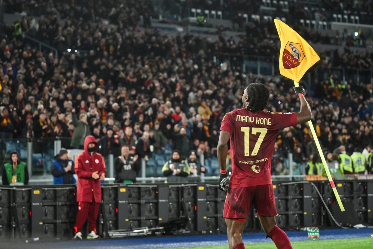 Manu Koné festeggia il goal con la maglia della Roma