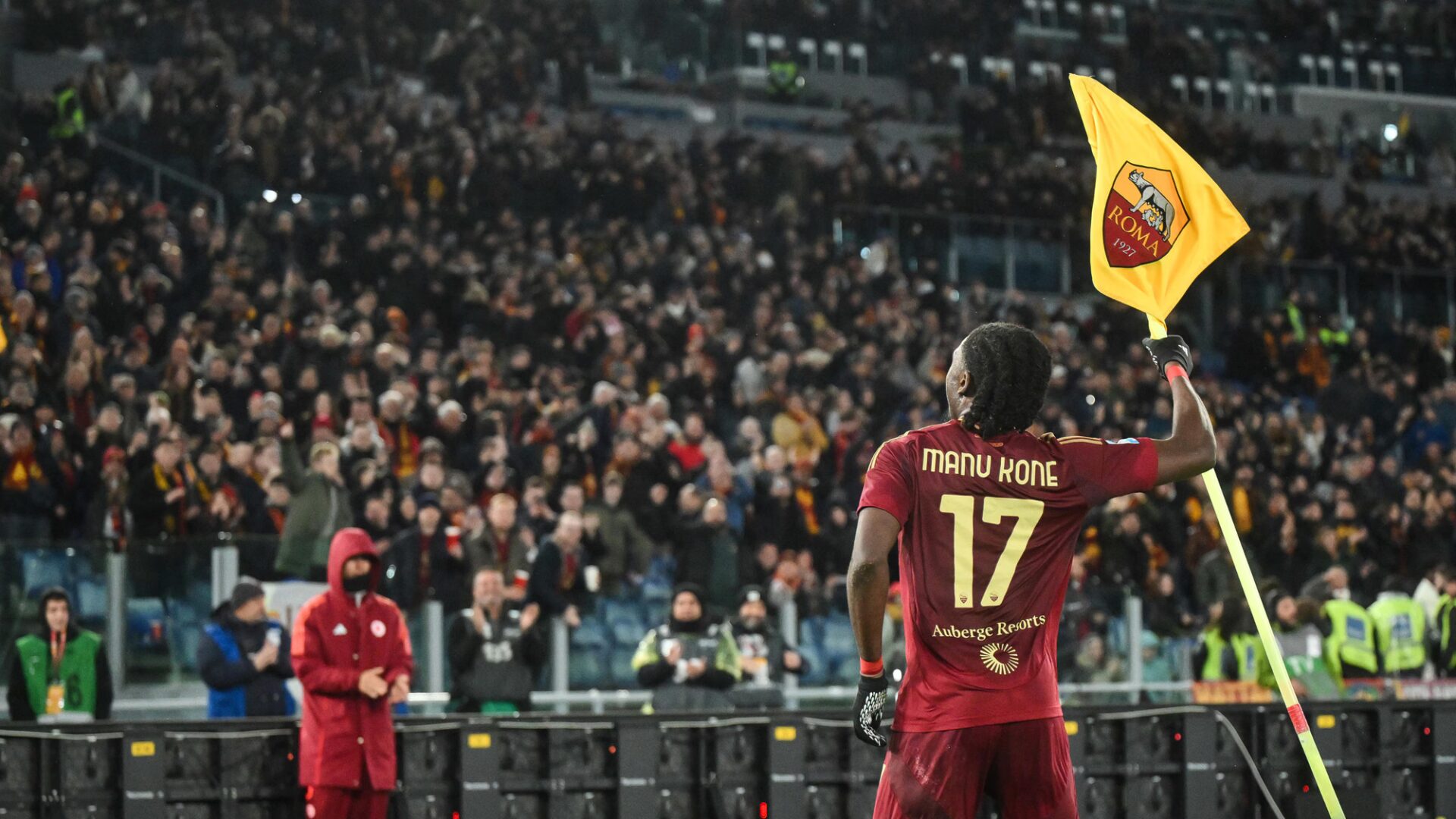 Manu Koné festeggia il goal con la maglia della Roma