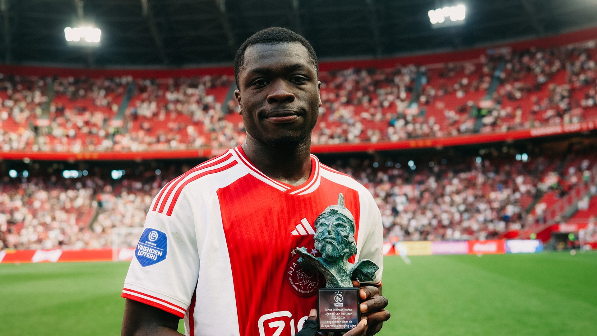 Brobbey con la maglia dell'Ajax