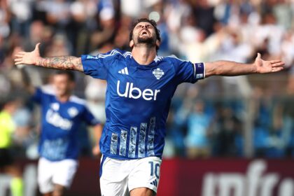 Cutrone con la maglia del Como