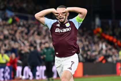 Esultanza McGinn, Aston Villa