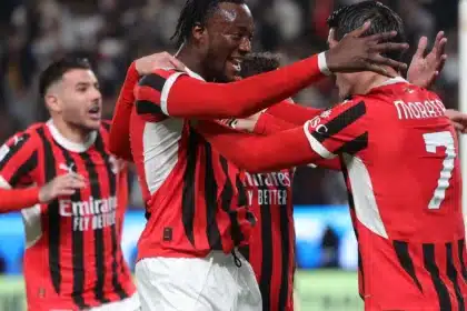 L'abbraccio dei giocatori del Milan dopo il gol