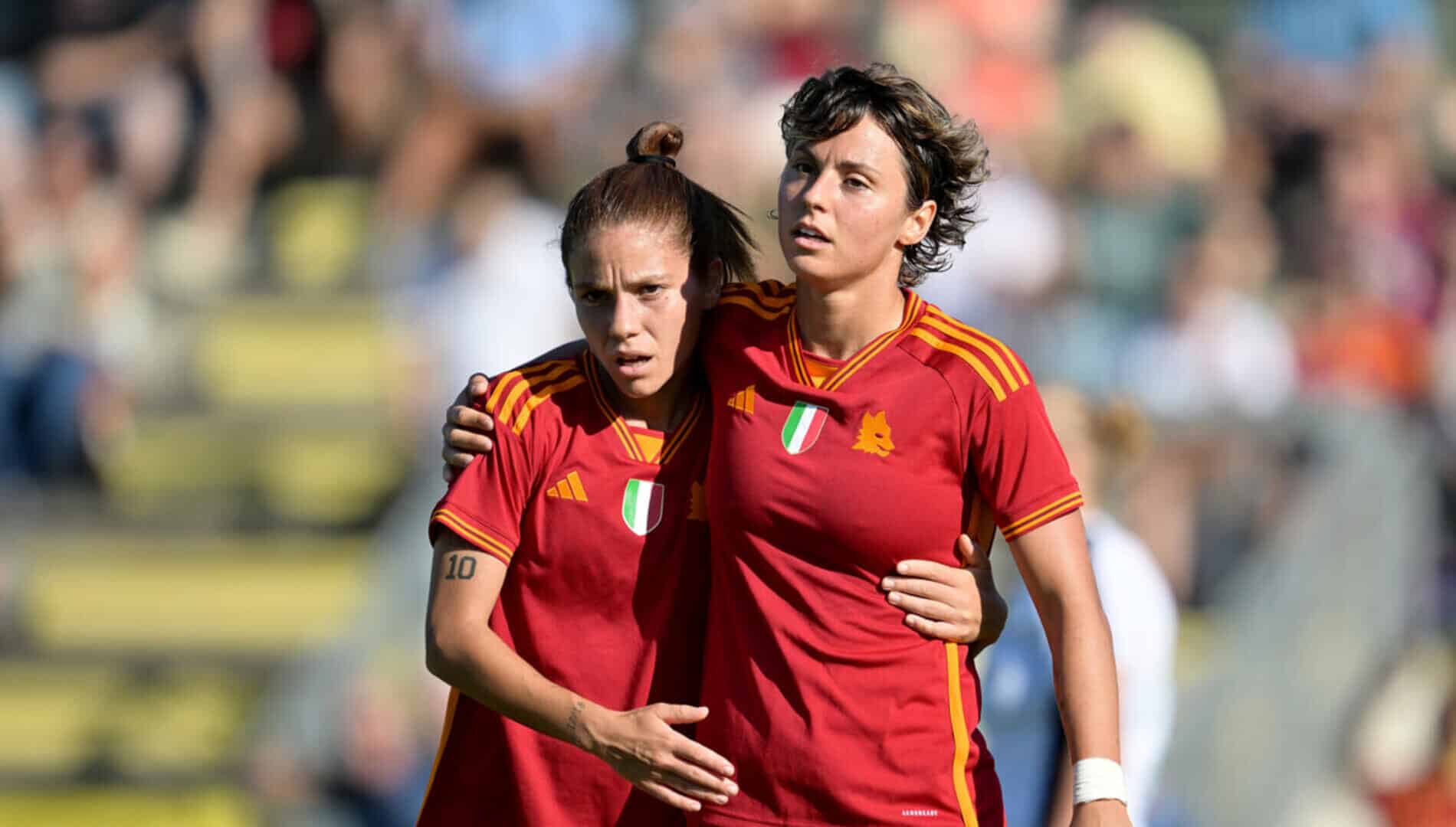 Giugliano e Giacinti con la maglia della Roma Femminile