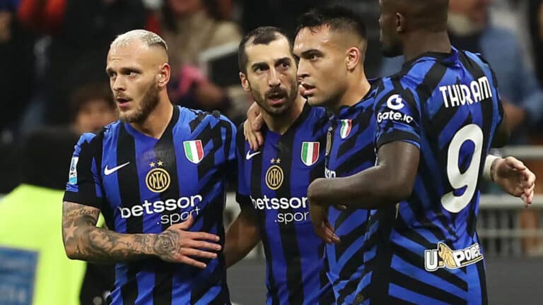L'abbraccio dei giocatori dell'Inter dopo un goal