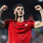 Isaac Romero con la maglia del Siviglia, esulta dopo un goal