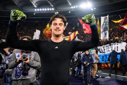 Mile Svilar dopo la vittoria nel derby