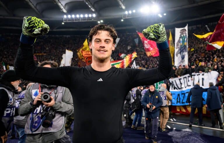 Mile Svilar dopo la vittoria nel derby