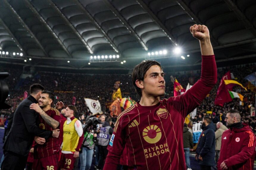 Paulo Dybala con la maglia della Roma