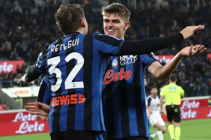 Retegui e De Ketelaere con la maglia dell'Atalanta