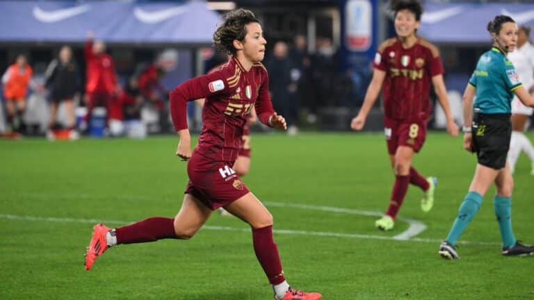 Valentina Giacinti con la maglia della Roma