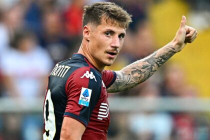 Pinamonti con la maglia del Genoa