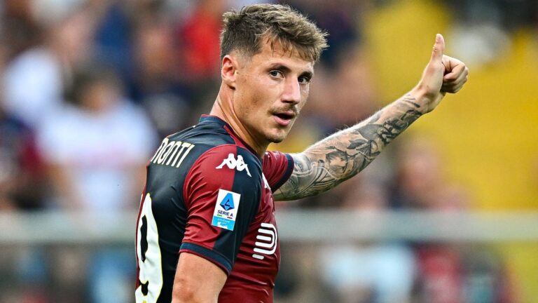 Pinamonti con la maglia del Genoa