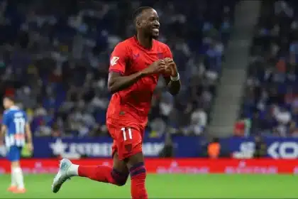 Dodi Lukebakio con la maglia del Siviglia