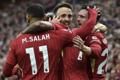 L'abbraccio dei giocatori del Liverpool dopo un goal