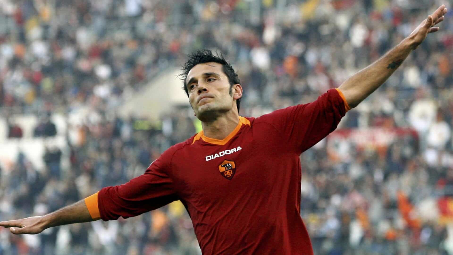 Vincenzo Montella con la maglia della Roma