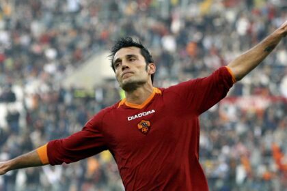 Vincenzo Montella con la maglia della Roma