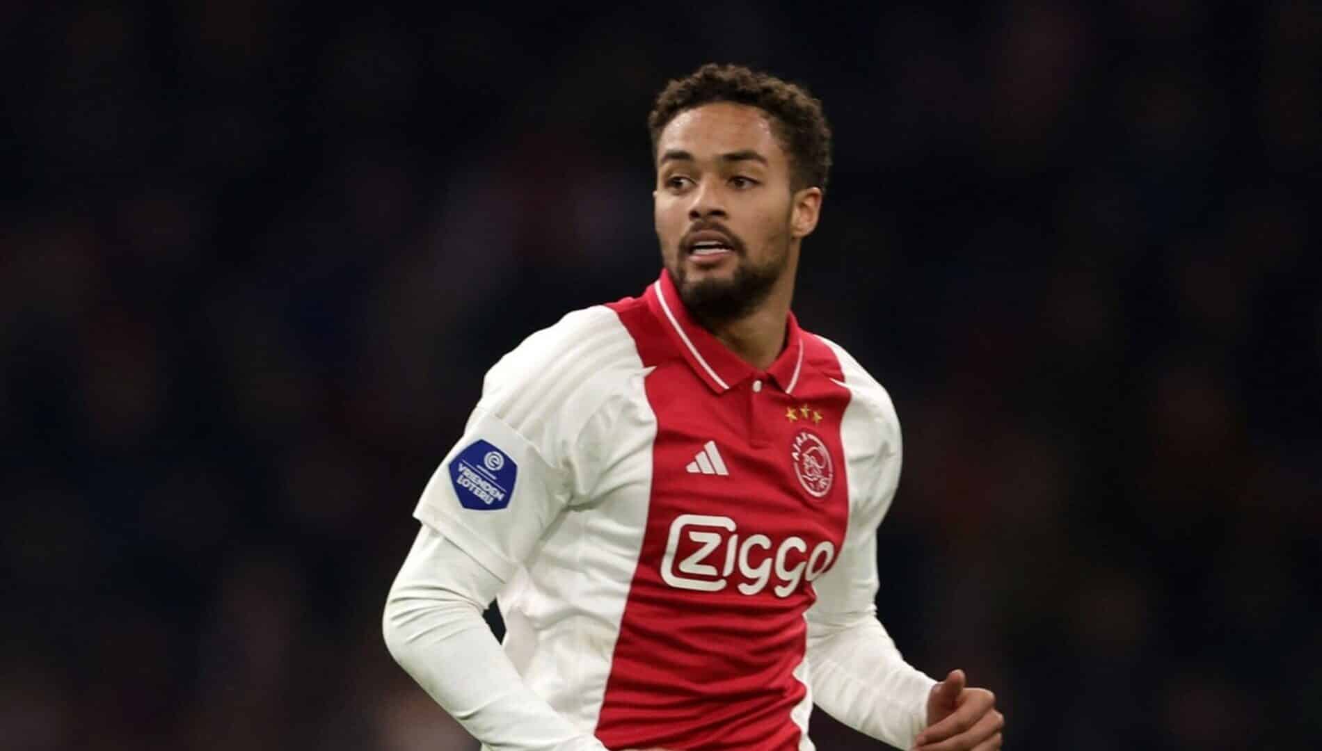 Devyne Rensch con la maglia dell'Ajax