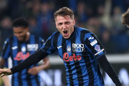 Retegui con la maglia dell'Atalanta