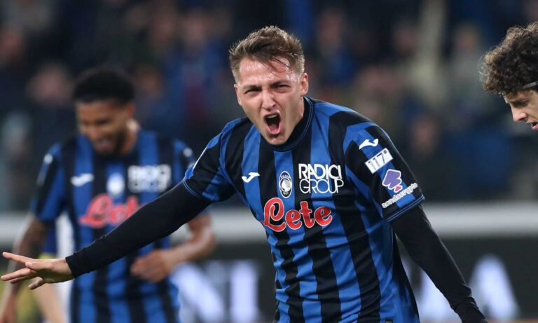 Retegui con la maglia dell'Atalanta