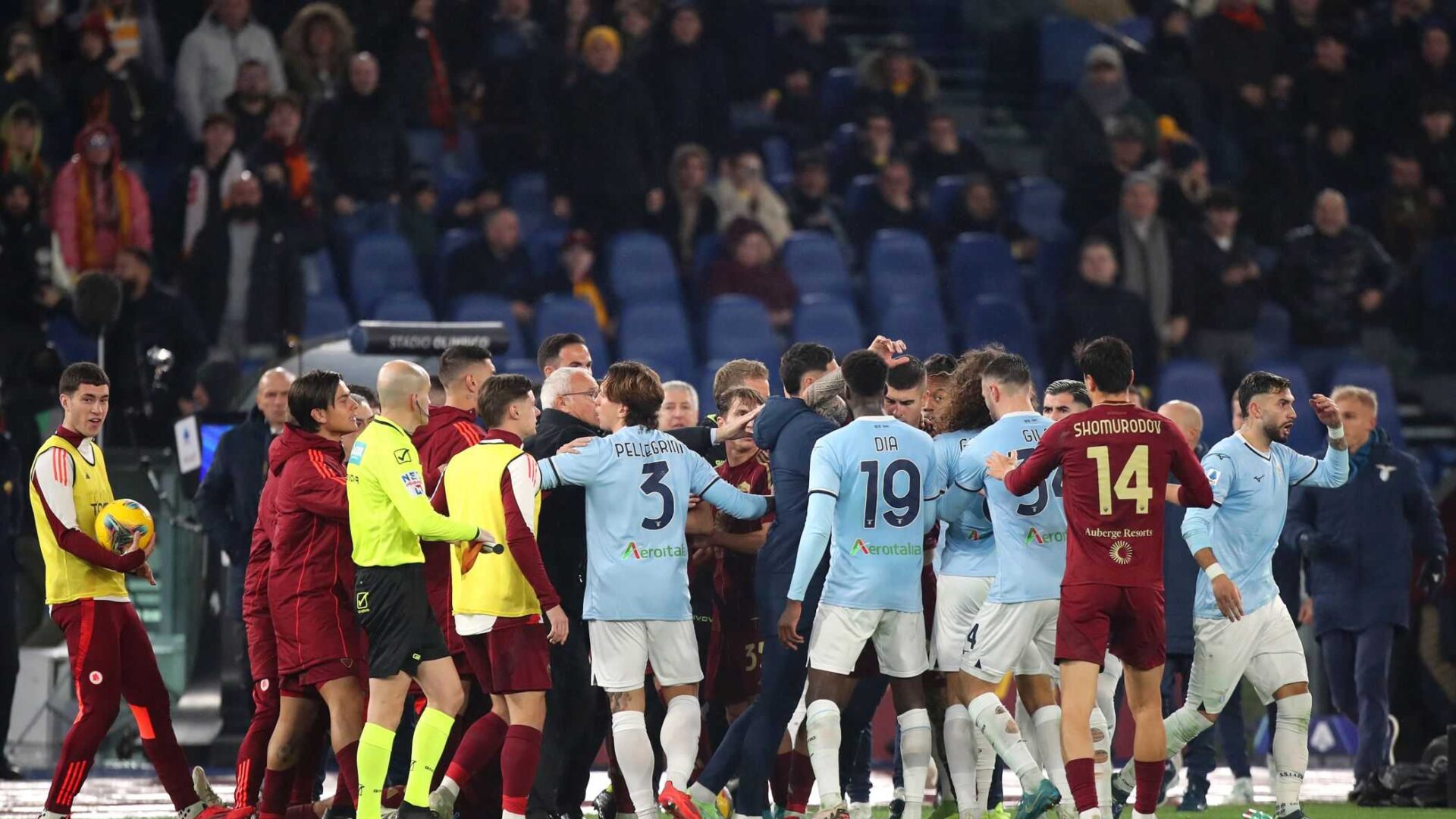 Rissa in campo durante Roma-Lazio