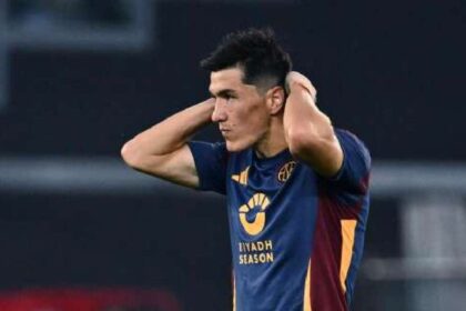 Shomurodov con la maglia della Roma