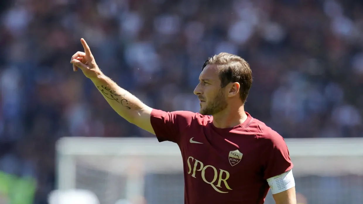 Francesco Totti con la maglia della Roma