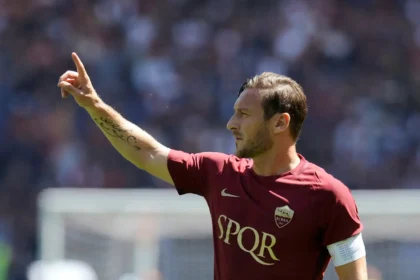 Francesco Totti con la maglia della Roma