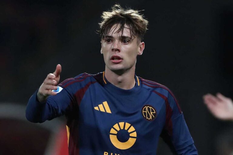 Zalewski con la maglia della Roma
