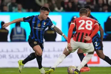 Lautaro Martinez contro Thiaw durante il derby Milan-Inter
