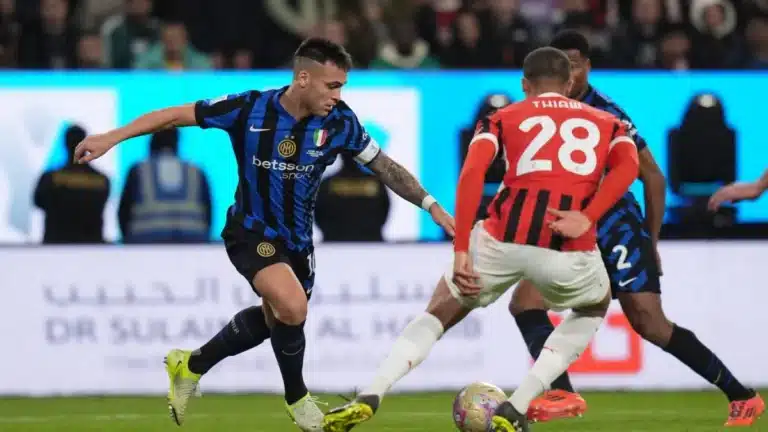 Lautaro Martinez contro Thiaw durante il derby Milan-Inter