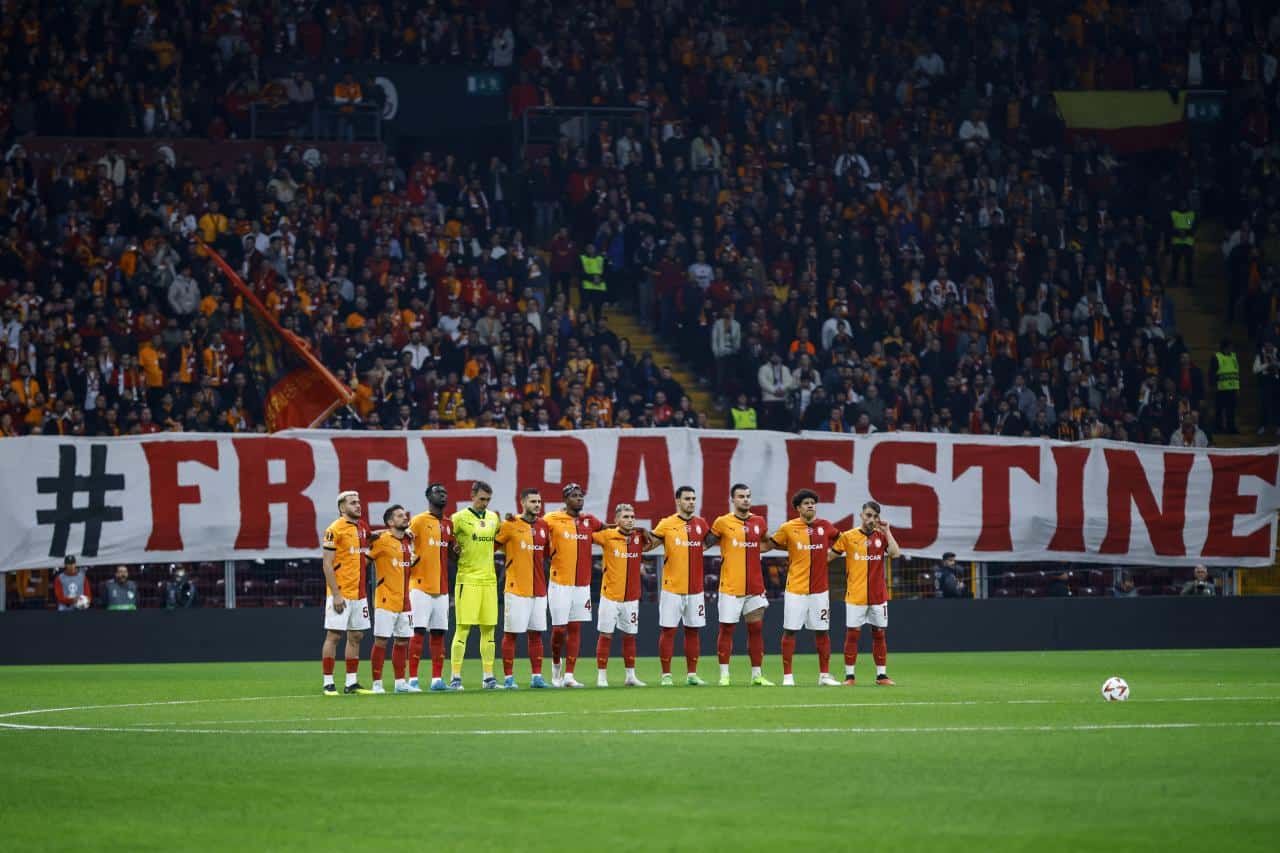 Gli Ultras del Galatasaray in sostegno a Gaza: “Se la Palestina non è libera, il mondo è prigioniero”