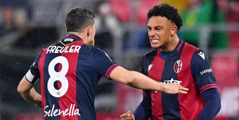Freuler e Ndoye con la maglia del Bologna